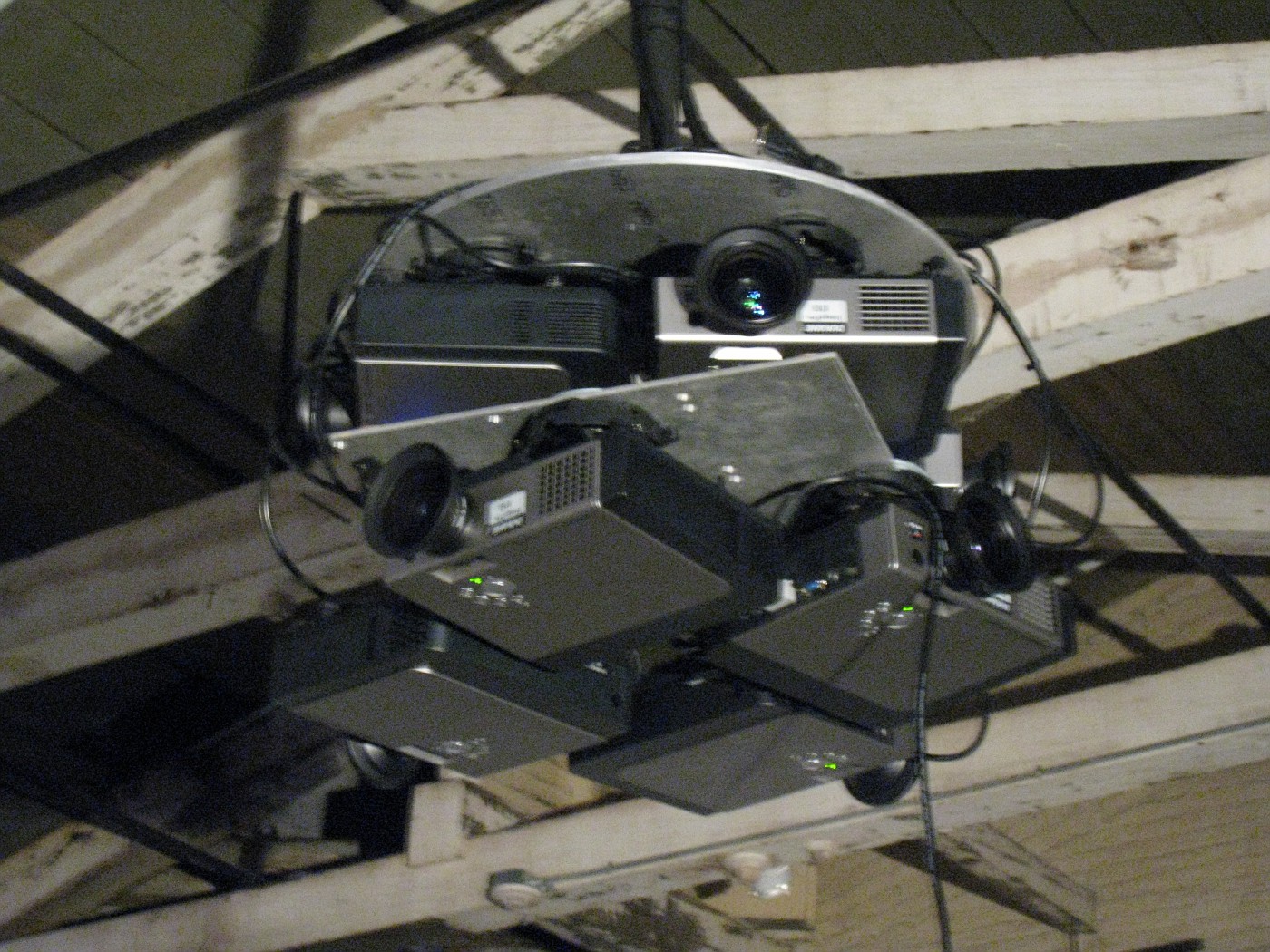Circular projection system with 8 projectors
