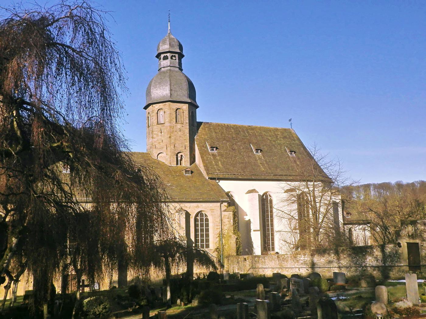 Abteikirche und Friedhof