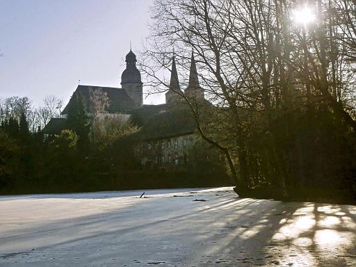 Zugefrorener Klosterteich